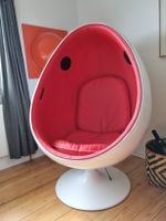 Design Klassiker: Eier Sessel, rot/weiss,