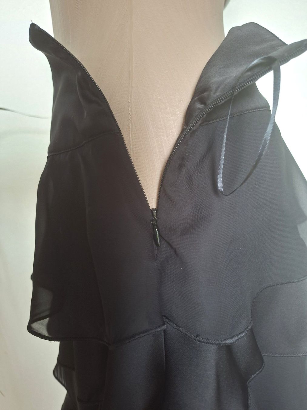 Esprit Jupes: Jupe ESPRIT noir– volants satiné – Taille M – D'occasion à boudry par Let_20 5
