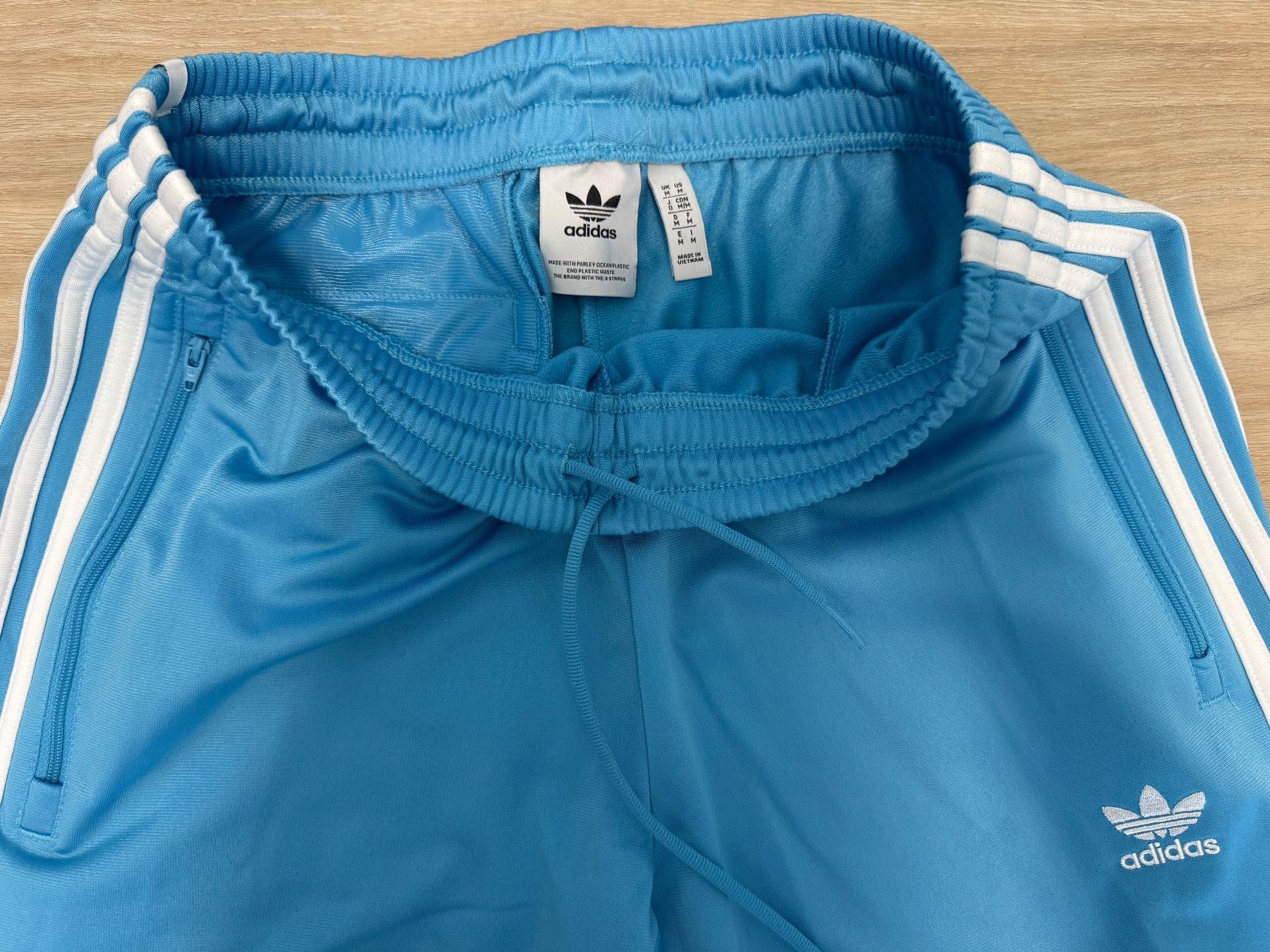 Adidas Pantaloni: Adidas Trainerhose hellblau, M – Nuovo (secondo la descrizione) da Maisprach venduto da jokoundklaas 1