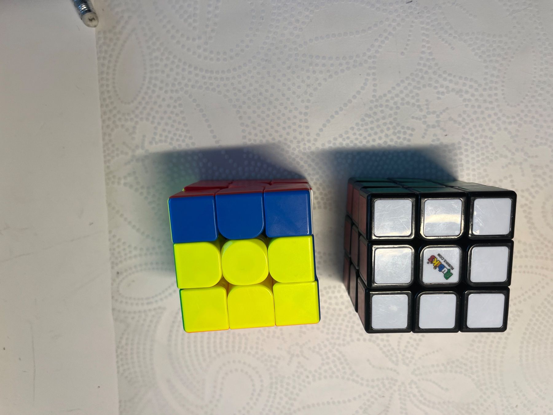 Jouets: RUBIKS Cube Marke original und ein Cube anderer Marke – D'occasion à Zürich par maral787 3