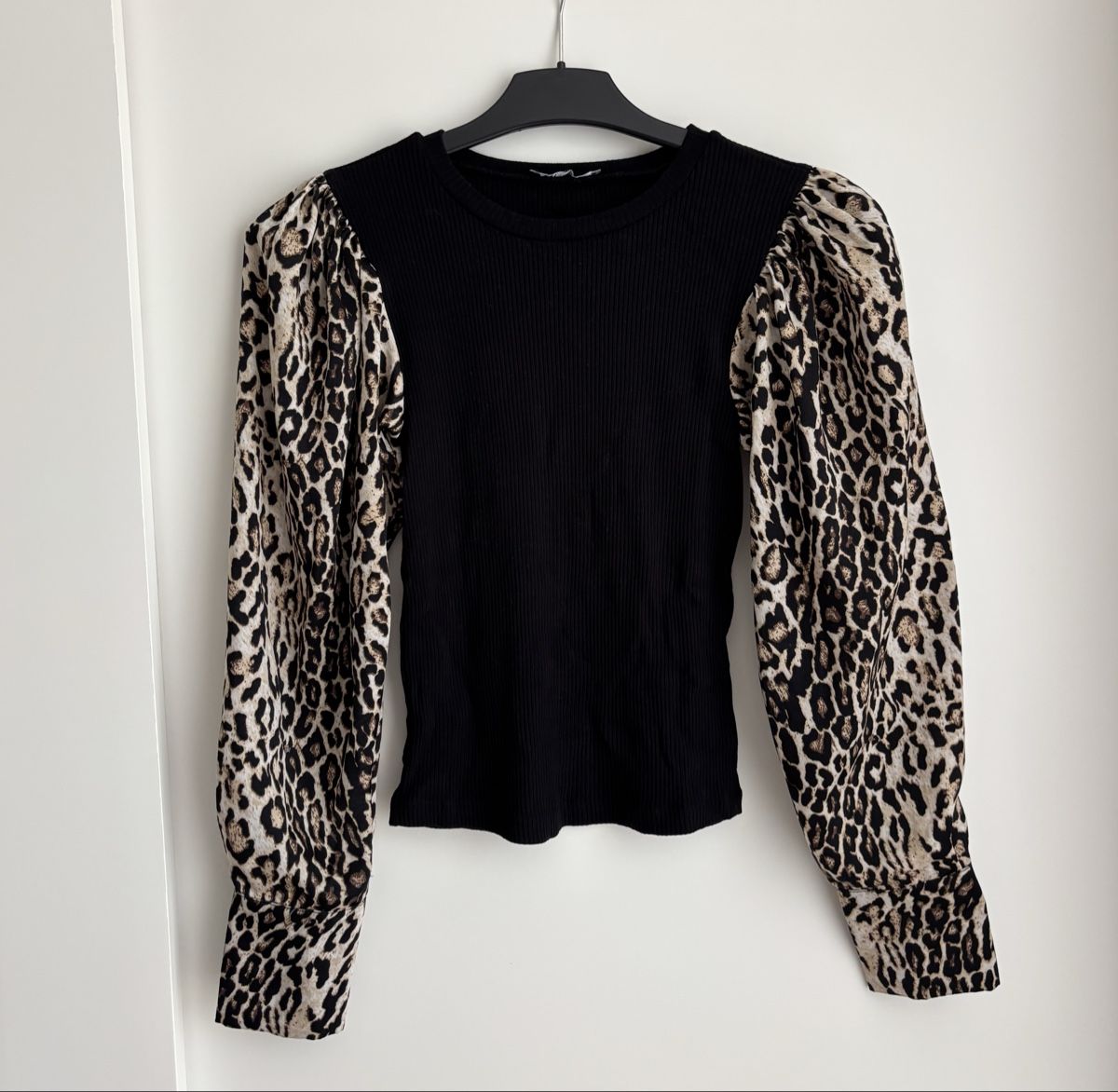 Zara Camicette: Oberteil mit Leopardenmusterärmel – Usato da Winterthur venduto da leimaj
