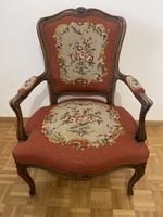 Antiker Sessel mit Rosenmuster
