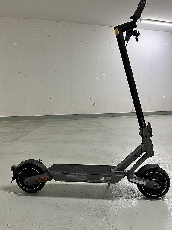 Scooters: Elektroscooter mit Federung xiami – D'occasion à Elgg par Jd