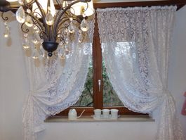 2 SPITZENSCHALS MIT RAFFHALTER 150 X 235 CM