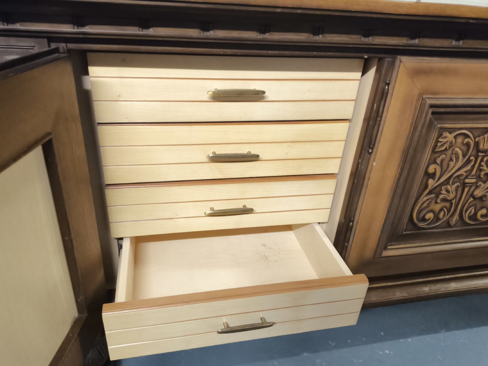 Commodes: Antike Kommode mit Schnitzereien  – D'occasion à Schnottwil par Fantasygwen17 3