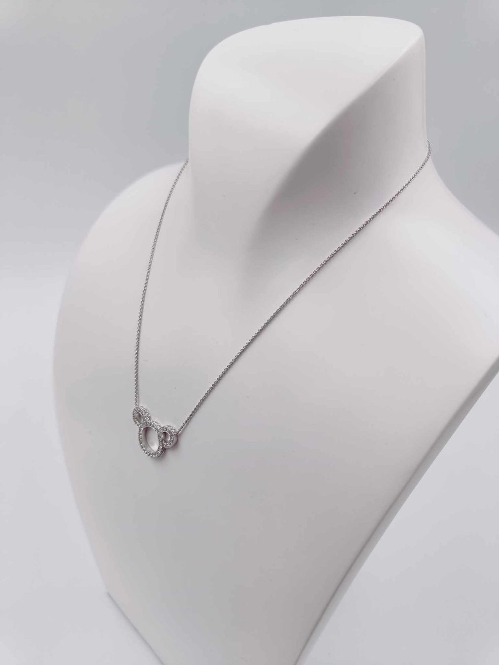 Ketten: WEISSGOLDCOLLIER MIT BÄRIGEM DIAMANTANHÄNGER – Gebraucht aus Luzern von EdiGem 1