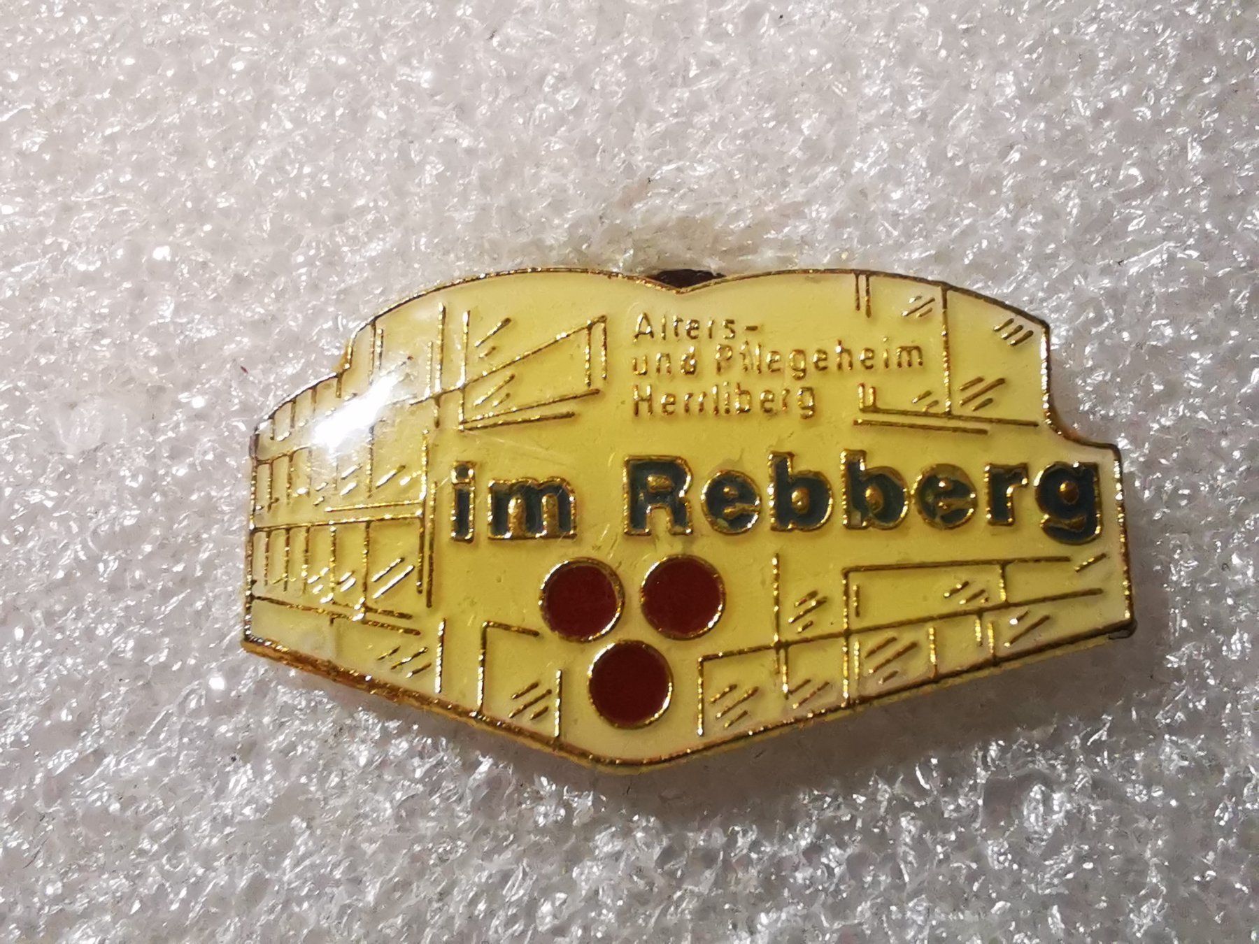 Placchette & Badge: Ansteckpin 15: Im Rebberg – Usato da Oppligen venduto da Pin-Fall-Shop