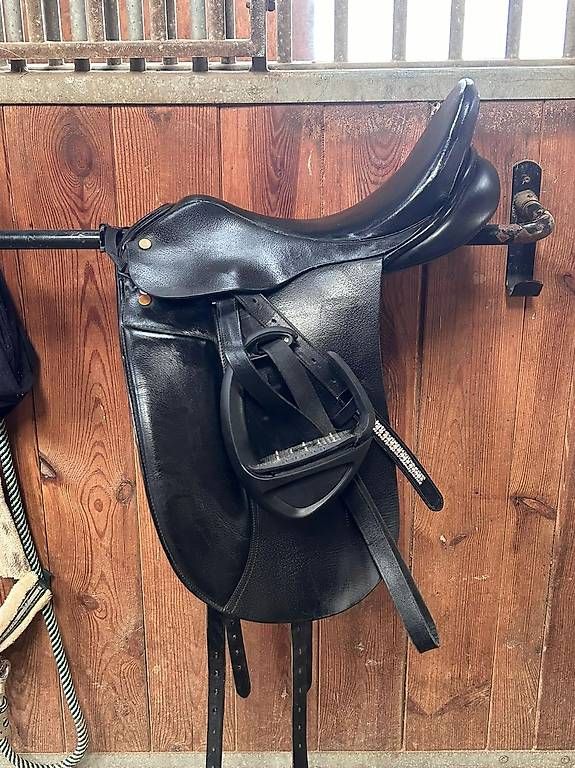 Selles, accessoires: Selles équitation: Prestige/Wintec Isabel Werth/débourrage – D'occasion à Vinelz par Jilly123 1