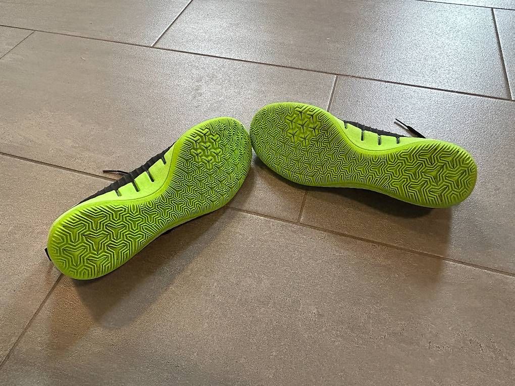 Chaussures hommes: Nike Hallenschuhe Gr. 41 – D'occasion à Thalheim an der Thur par Iselisberger 4