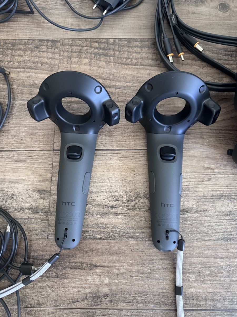 HTC VR Brille: HTC Vive VR Set – komplett mit 2 Controllern & 2 Basisstatio – Gebraucht aus Oberdiessbach von Seller1209348756 4
