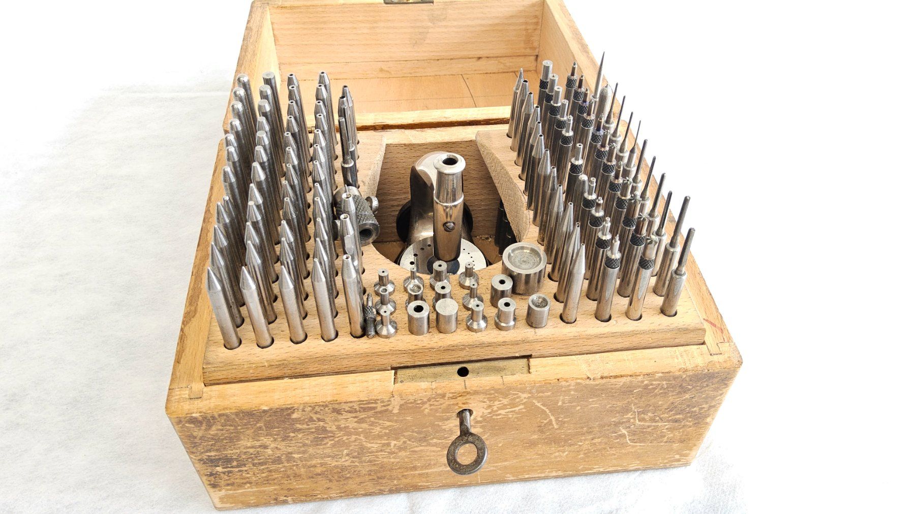 Tous les outils: Potence d'horloger dans boîte en bois – D'occasion à Malleray par Frederic24 5