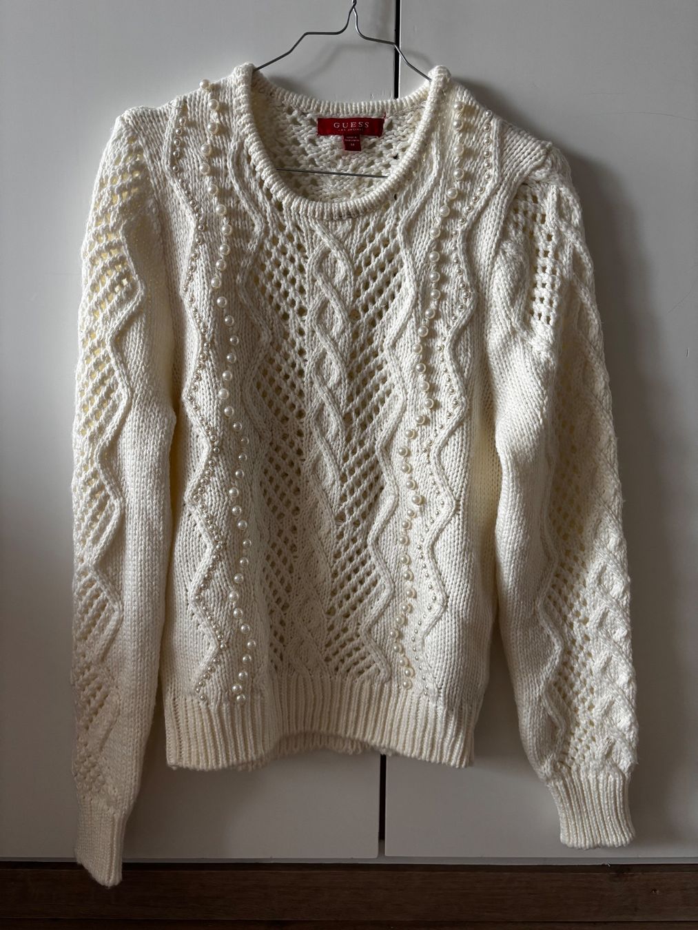 Guess Pullover & Sweatshirts: Guess Pullover Creme mit Perlen Grösse M gebraucht – Gebraucht aus Malters von lau_5nv2