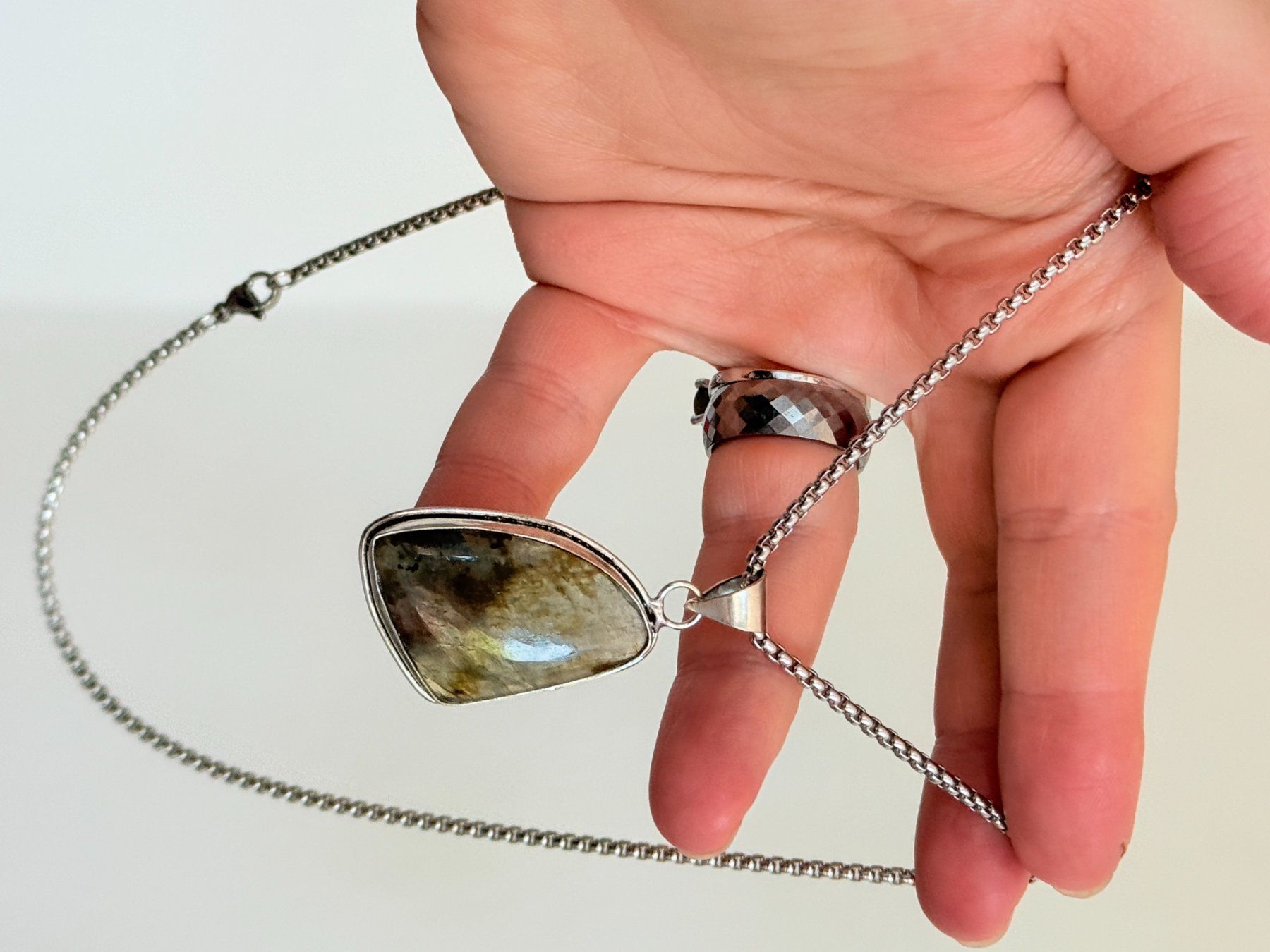 Colliers: Collier Labradorite - Élégance et Mystère 💎 – Neuf avec emballage d'origine à Genève par AWWA 1