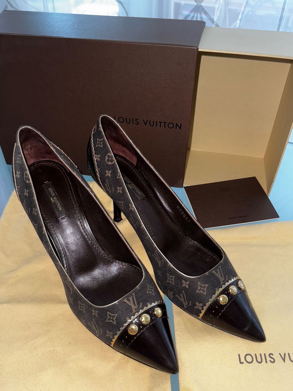 Louis Vuitton Scarpe da donna: Louis Vuitton Leder Ebene Monogram Mini Lin Raquel Pumps 40 – Usato da Suhr venduto da 1stclass 1