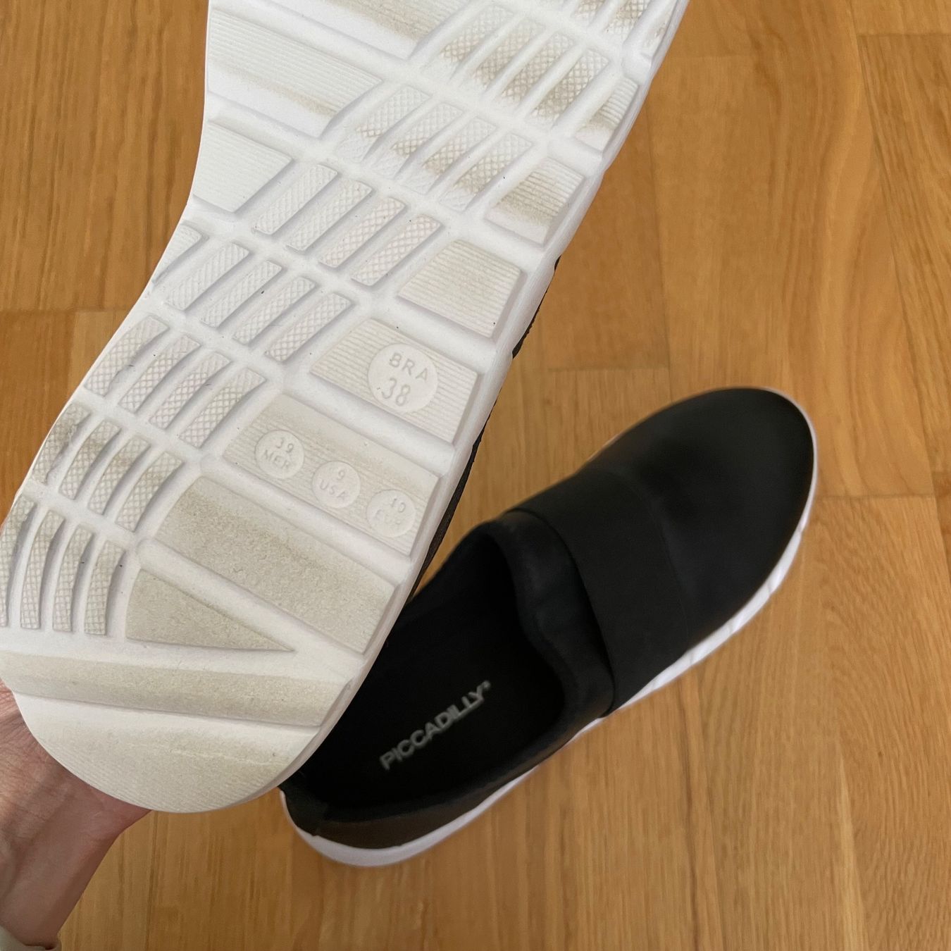 Scarpe da donna: Schwarze Sneaker aus Kunstleder 40 – Usato da Utzenstorf venduto da beatrice.ch 3