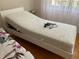 Bett mit elektrischem Einlegerahmen