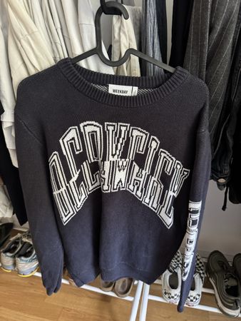 Pullover Weekday schwarz mit weissem Aufdruck Grösse XS