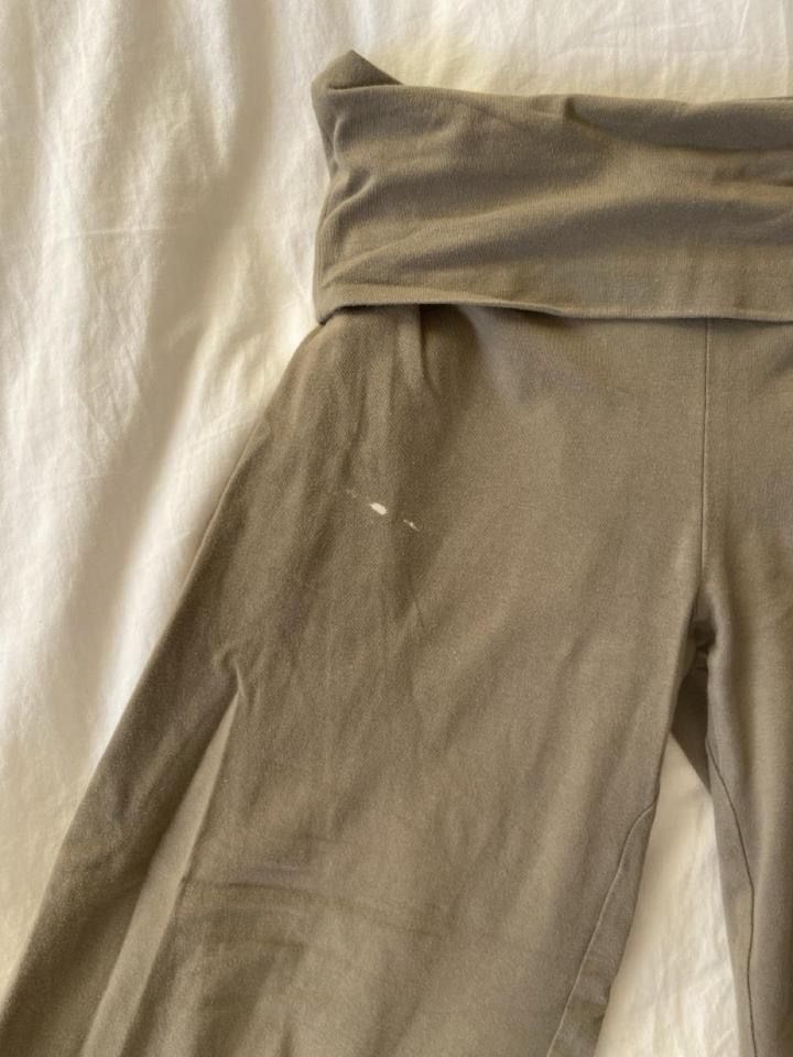 Leggings: Capri Yogahose Khaki S – Usato da Spiegel b. Bern venduto da pre1ovedthreads 2