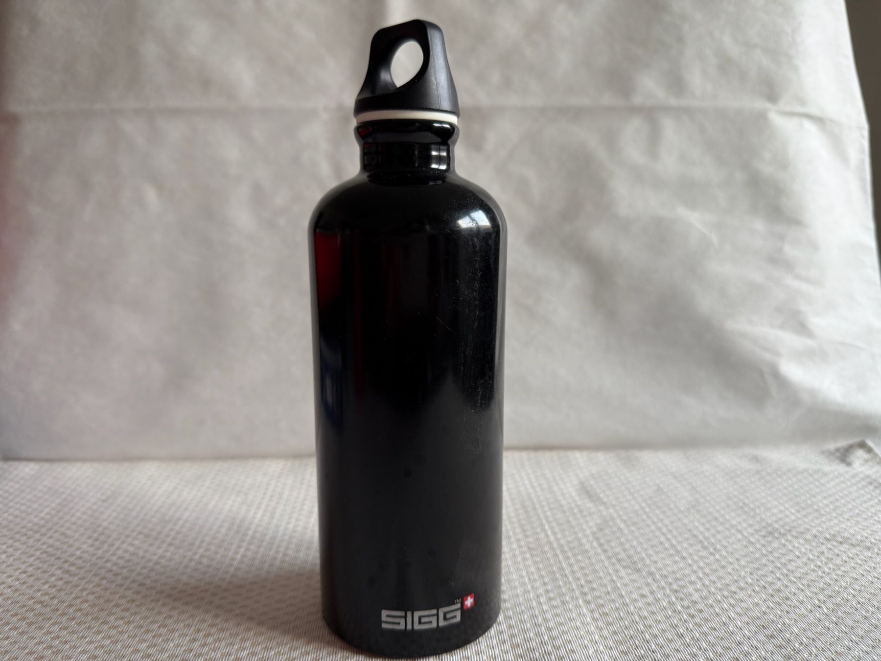 Sigg Trinkflaschen & Thermosflaschen: SIGG - Gourde - Bouteille - noire - 0,8L – Gebraucht aus Sion von accroshoes 1