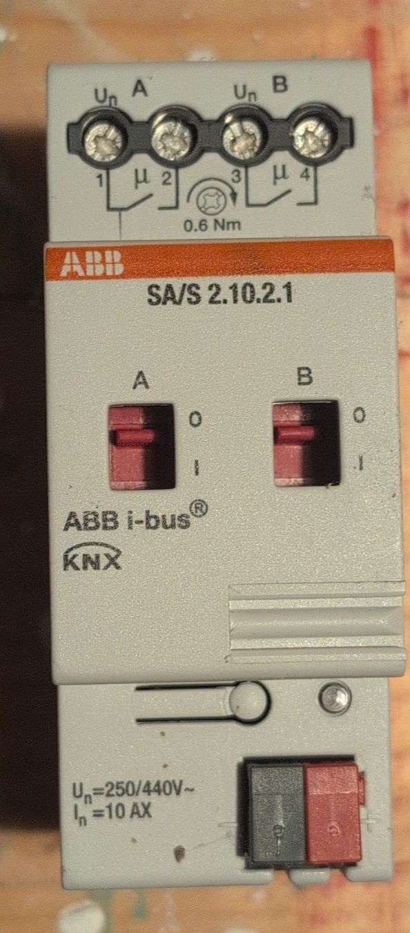 ABB Componenti elettronici: ABB SA/S 2.10.2.1 KNX Schaltaktor – Usato da Amlikon-Bissegg venduto da Helibum