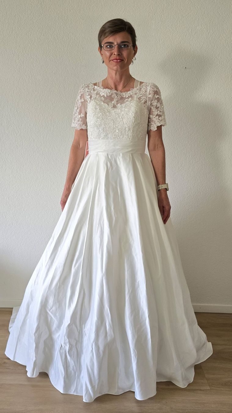 Vestiti: Brautkleid Grösse 38 – Nuovo (secondo la descrizione) da Knonau venduto da Mafikno