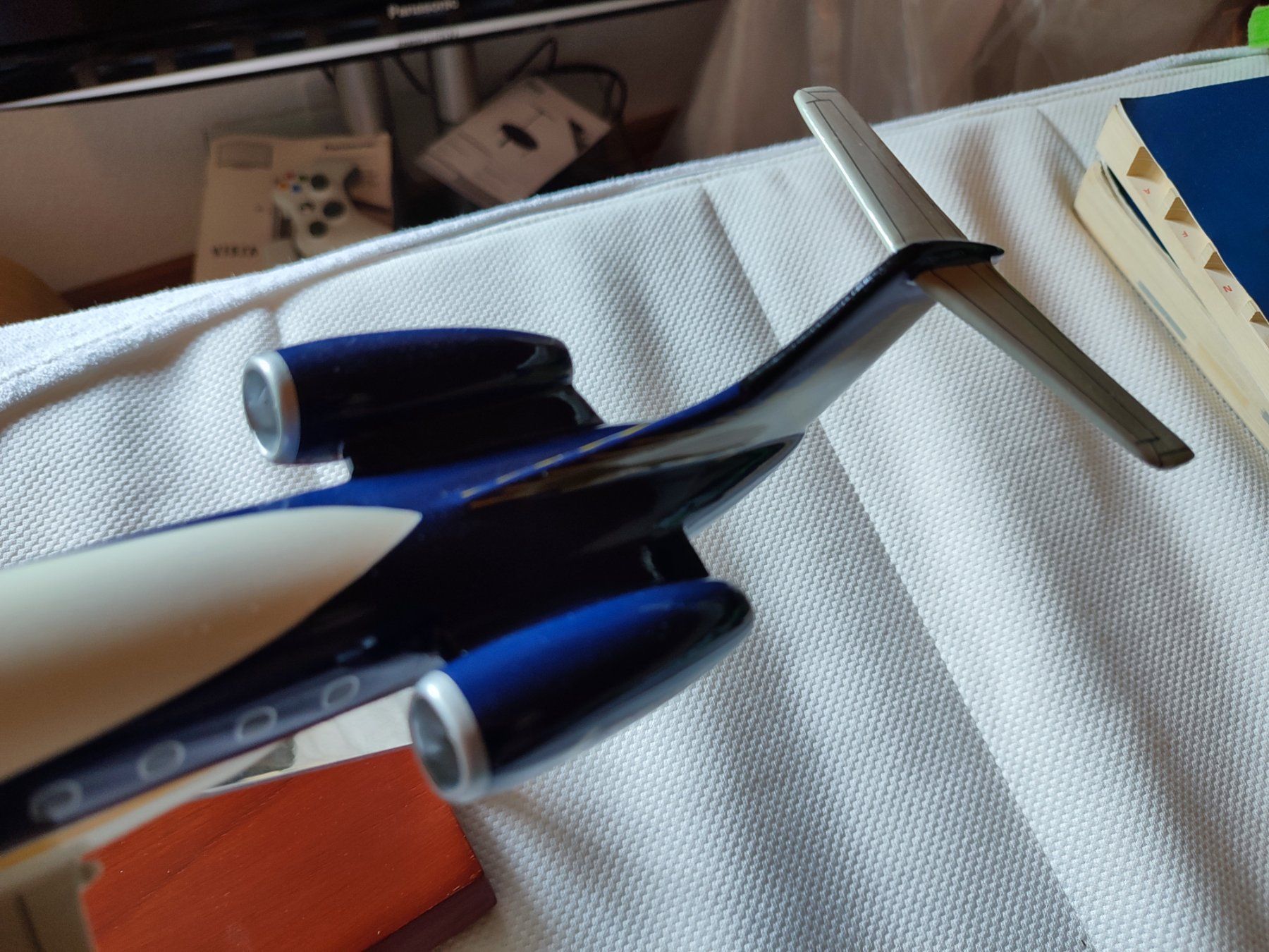 Embraer Kit di modellismo & Modellini statici: Embraer ERJ 145 Holzmodell – Nuovo (secondo la descrizione) da Läufelfingen venduto da noooby 2