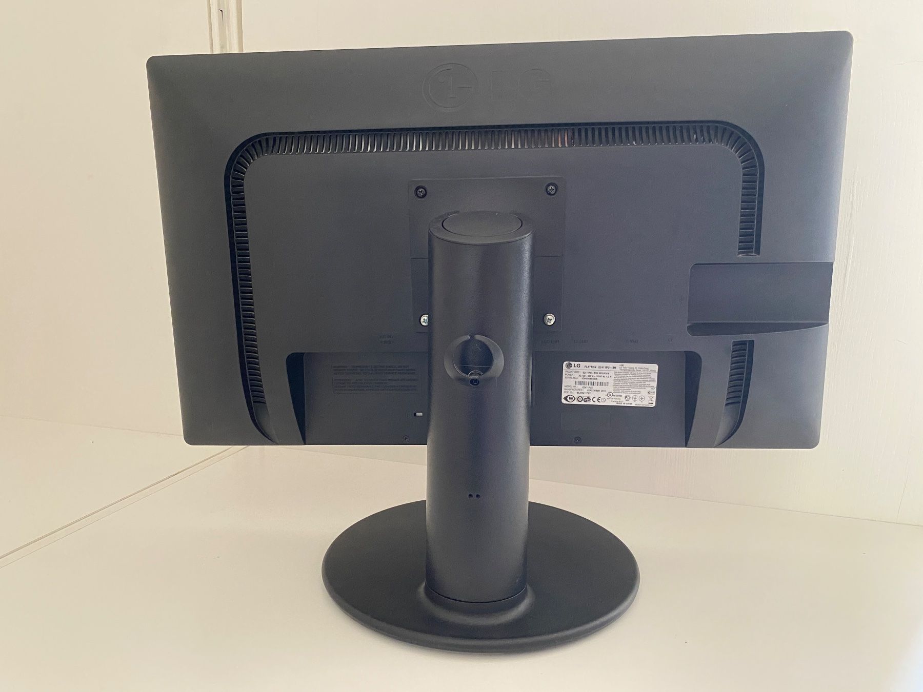 LG Monitore: 24 Zoll Bildschirm "Flatron E2411" von LG – Gebraucht aus Liestal von  1