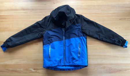 Schwarz/blaue Kinder-Winterjacke Grösse 146/152
