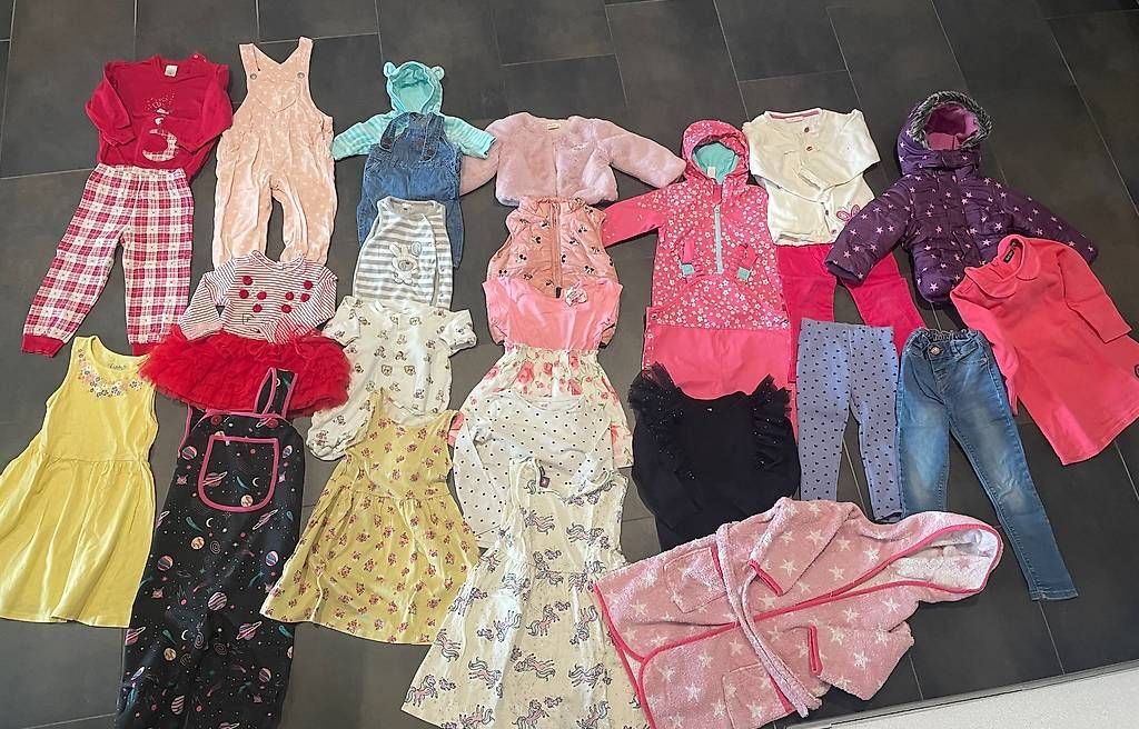 Lotti & Set di vestiti: gut erhaltene Mädchenkleider Gr. 50 - 74 – Usato da Buchberg venduto da carla.tanner