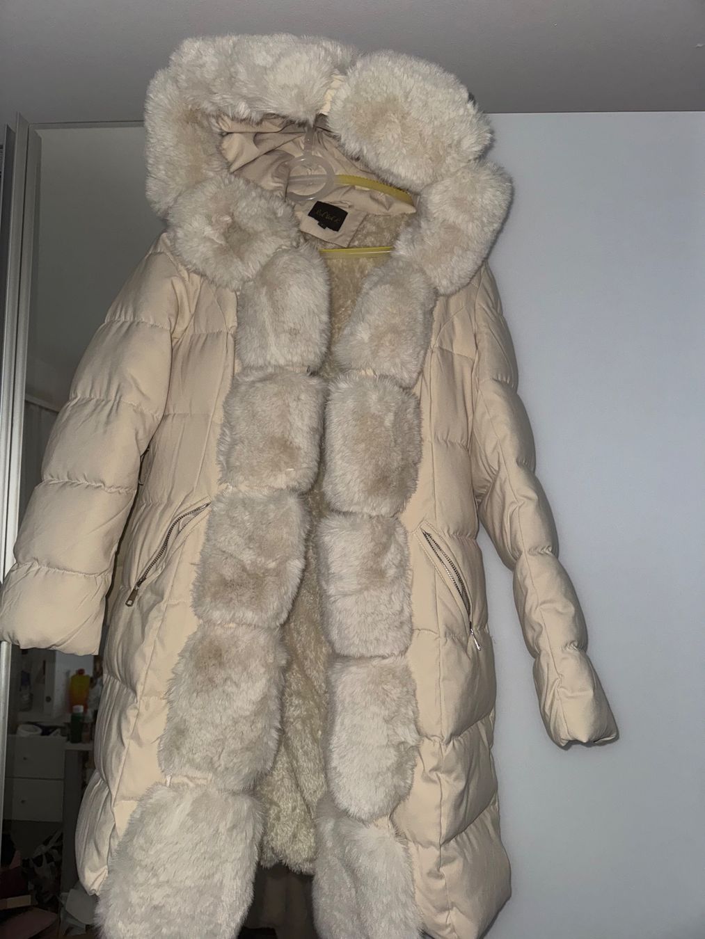 Giacche: Winterjacke mit Pelzbesatz, Grösse L – Nuovo (secondo la descrizione) da Pfäffikon ZH venduto da Tetu.33