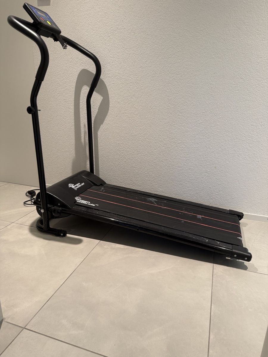 Hometrainer: Laufband gebraucht mit Display – Gebraucht aus Fehraltorf von Neshville