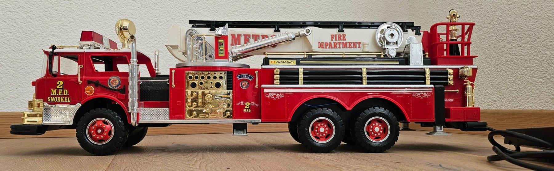 Modellautos: Feuerwehrauto Ferngesteuert über ein Kabel – Gebraucht aus Walenstadt von pedroju-1 1