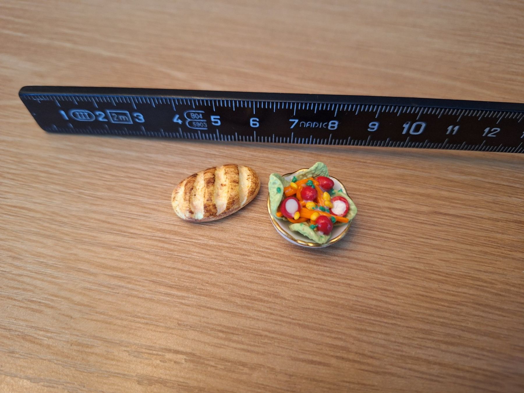 Case e mobili per bambole: Puppenhaus Salat mit Brot – Nuovo (secondo la descrizione) da Zürich venduto da HandmadeTinyFood 3