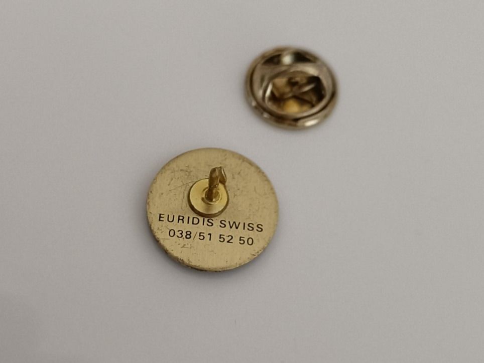 Placchette & Badge: Pin - Runder Pin mit Logo - Box 4 – Usato da Köniz venduto da Pinscollect 1