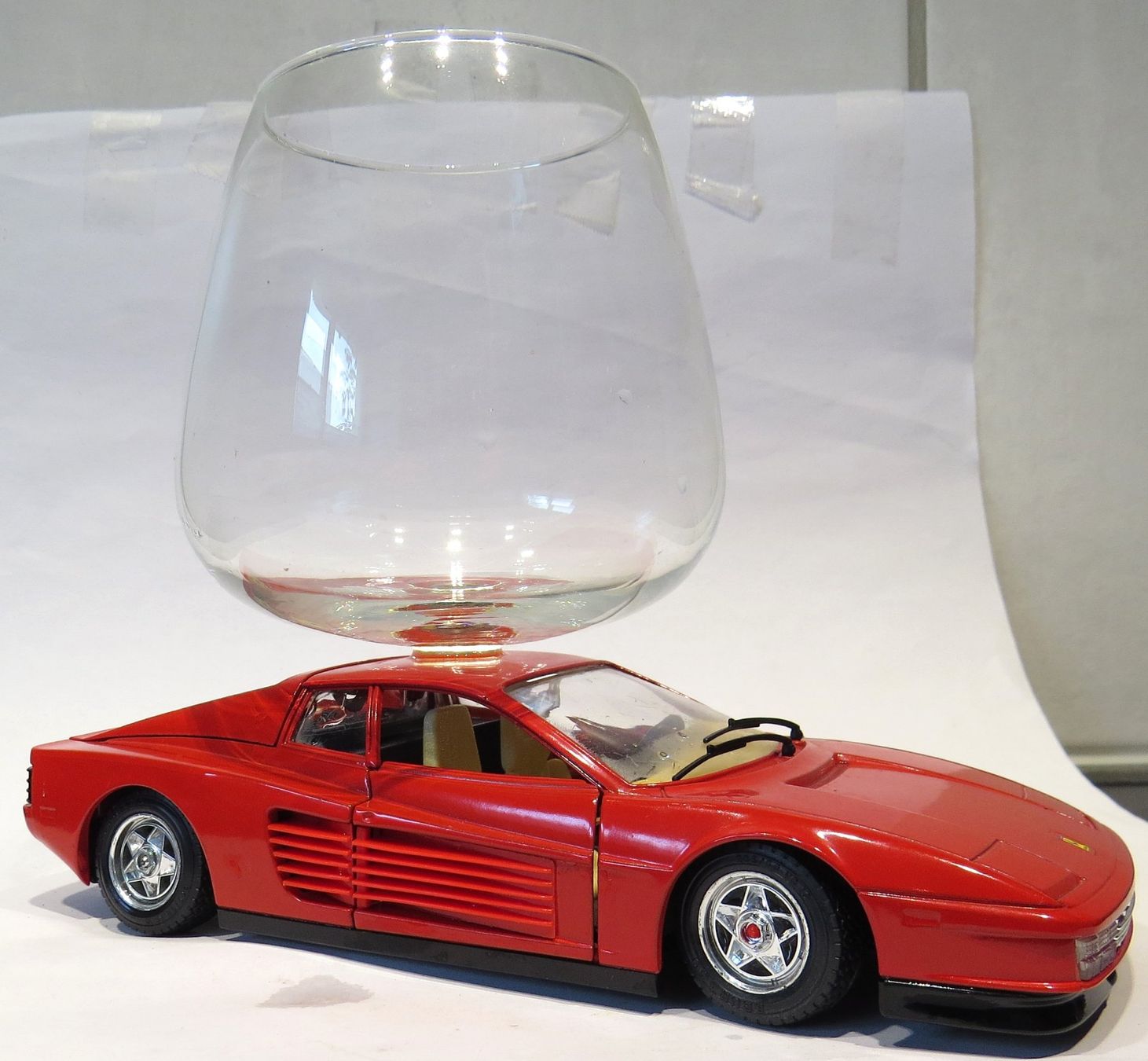 Bburago Modellautos: 1:24 Ferrari Testarossa mit Weinglas im Dach – Gebraucht aus Ettingen von campione_1 1
