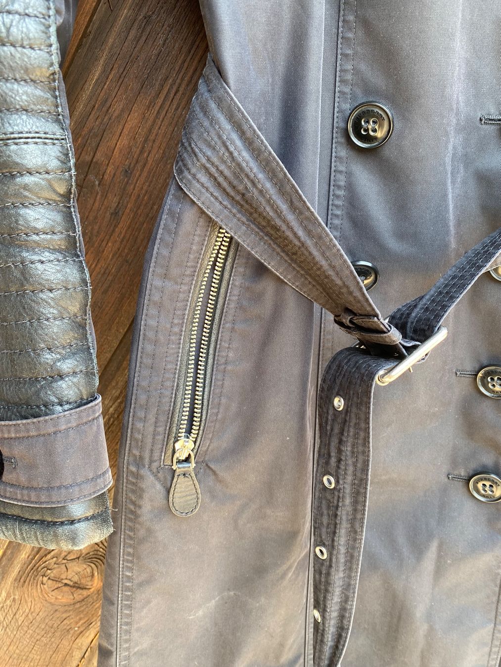 Burberry Mäntel: Schwarzer Burberry Brit Trenchcoat mit Leder – Gebraucht aus Roches BE von Anamun 4