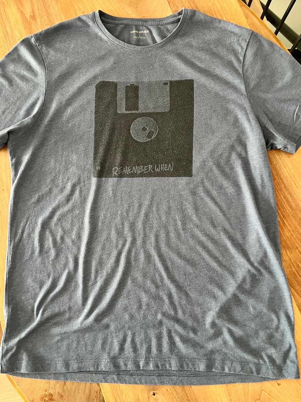 Banana Republic T-shirt: Banana Republic T-Shirt L Blau Diskette Remember When Graphi – Usato da Rapperswil SG venduto da Keller_Pipo 1
