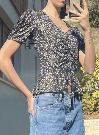 Haut noir à motifs fleuris - style girly / féminin / élégant