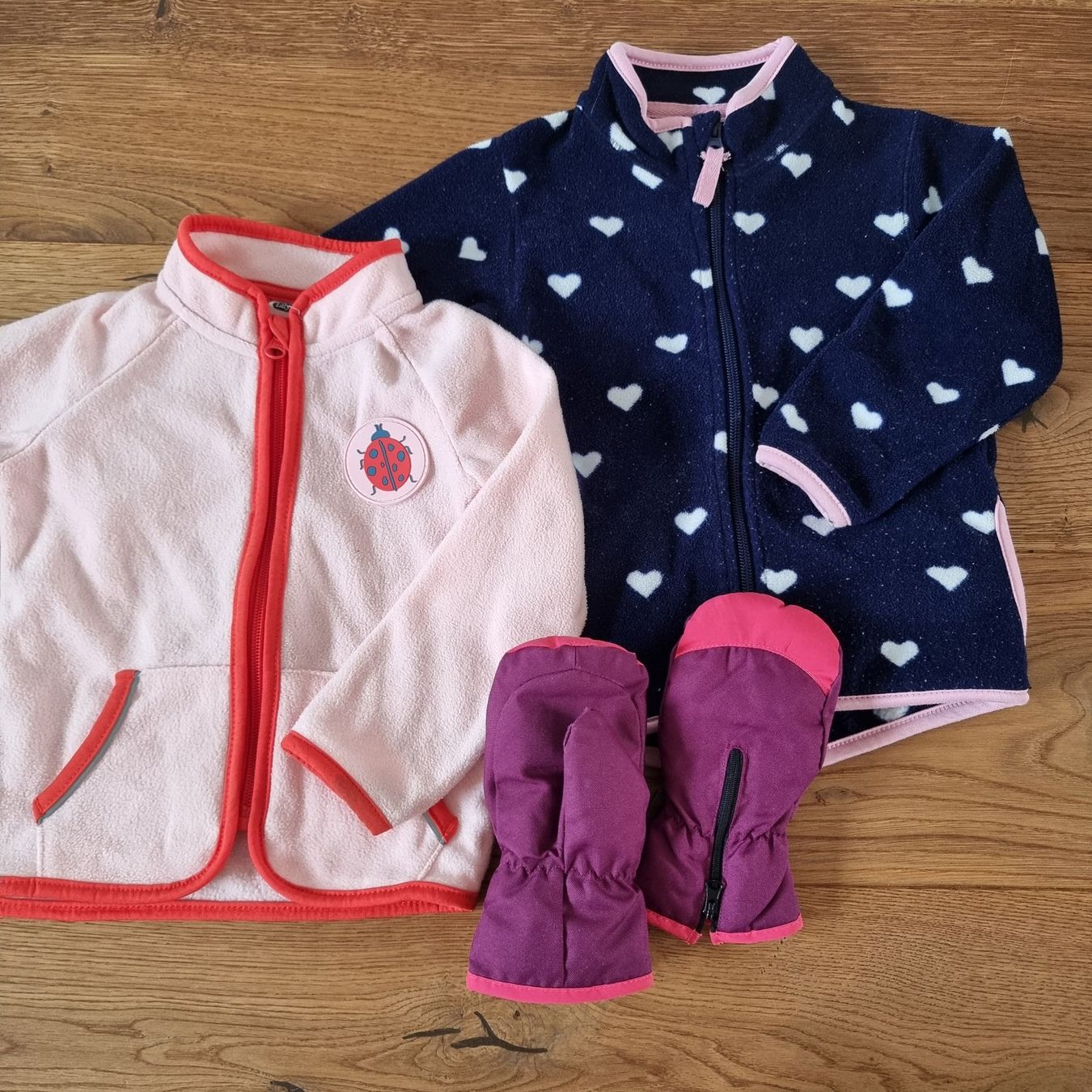 Lotti & Set di vestiti: Winter Set: 2 Fleece Jacken & Handschuhe, Grösse 86/92 – Usato da Gammen venduto da home_brocki