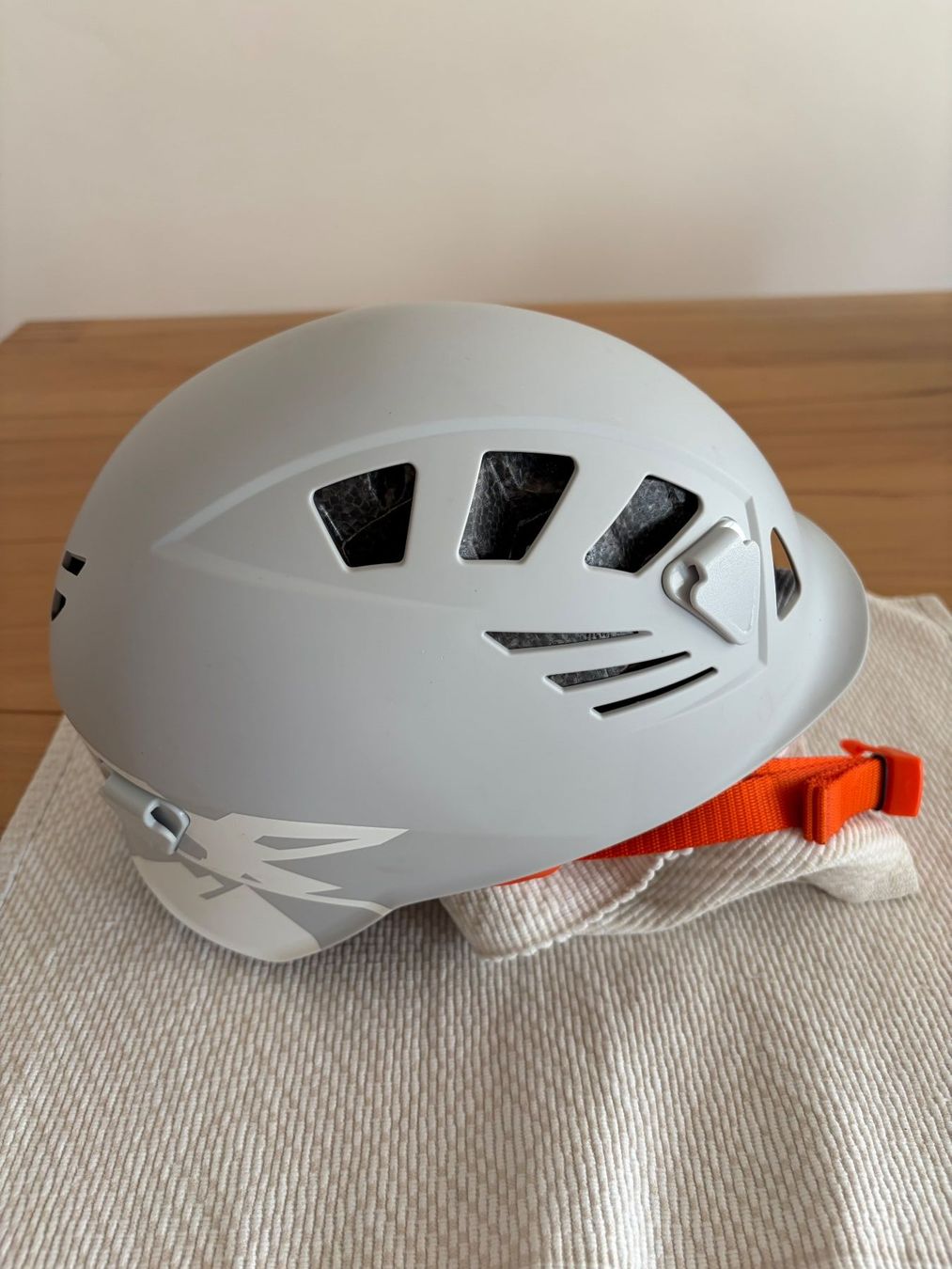 Helme: Kletterhelm Simond – Gebraucht aus Küsnacht ZH von Hell11 2