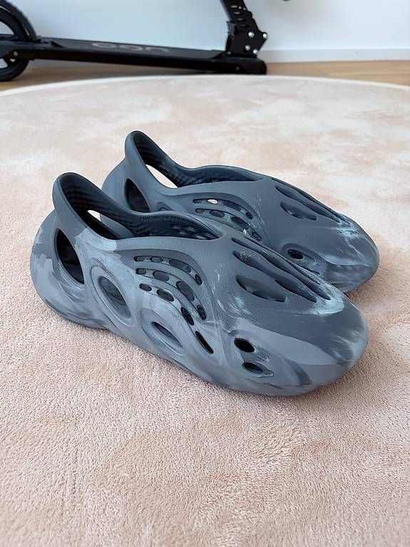 Scarpe da uomo: YZY Adidas Foam RNR Grey – Usato da Neuhausen Am Rheinfall venduto da N4vii91