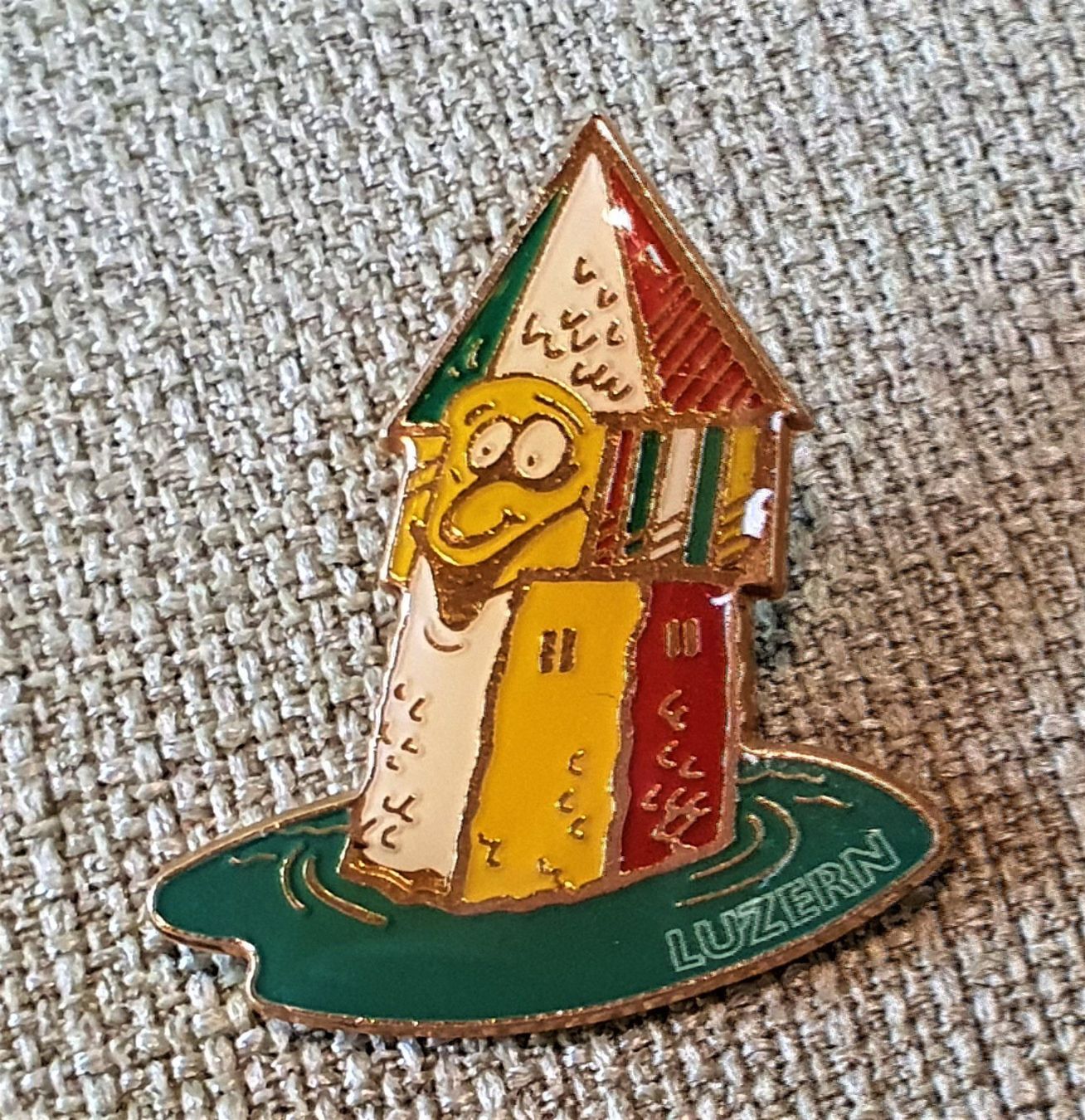 Placchette & Badge: D243 - Pin Luzern Wasserturm Switzerland – Usato da Reinach BL venduto da Boston-Verkauf