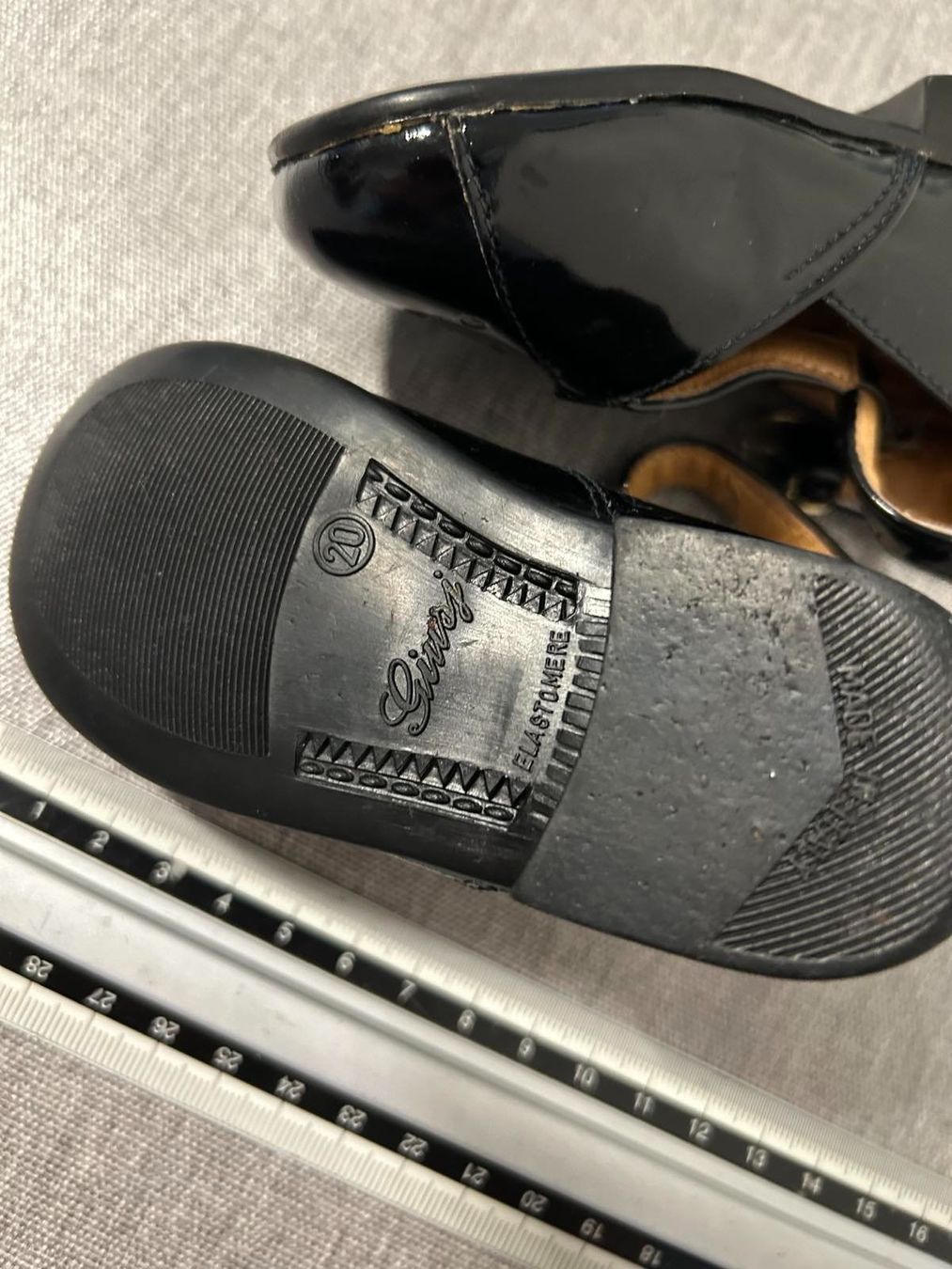Schuhe für Mädchen: Schuhe für ein Mädchen oder eine Puppe – Gebraucht aus Wil SG von Nvik 2