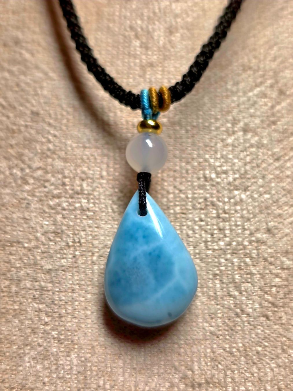 Minerali & Pietre curative: Larimar Anhänger an Kordelkette – Nuovo e nell'imballaggio originale da Matzingen venduto da Shay_Crystalz