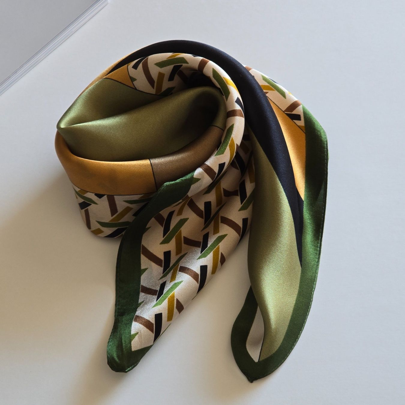 Foulard & Sciarpe: New 68cm Seidentuch, Geometric Pattern Green Silk Scarf – Nuovo e nell'imballaggio originale da Baar venduto da virginiablossoms 6