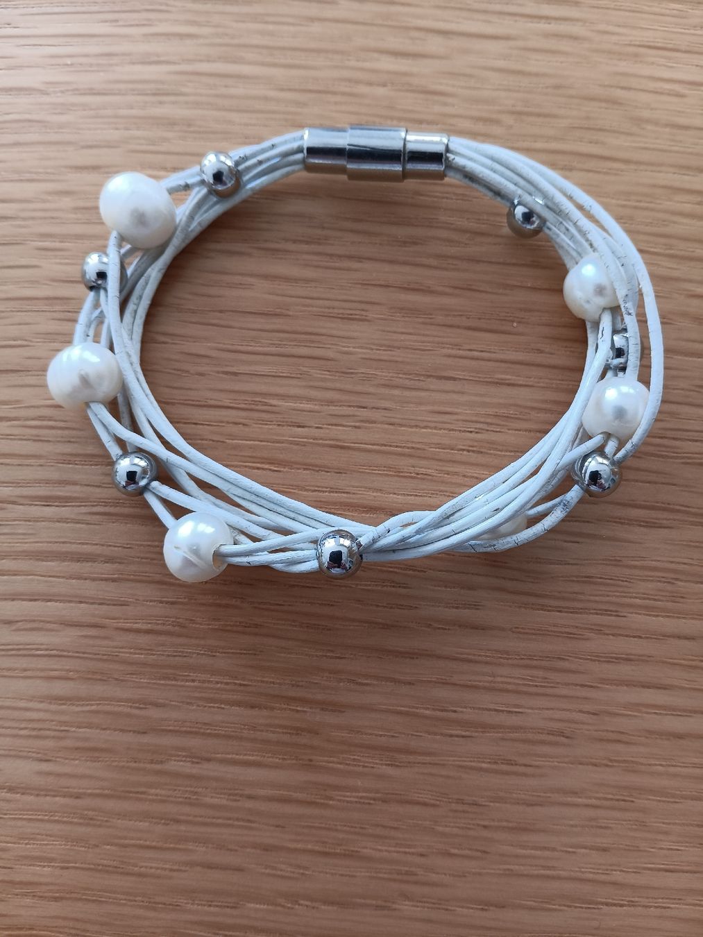Armbänder & -reifen: Weisses Lederarmband mit Perlen Romberg – Gebraucht aus Stansstad von leoni66