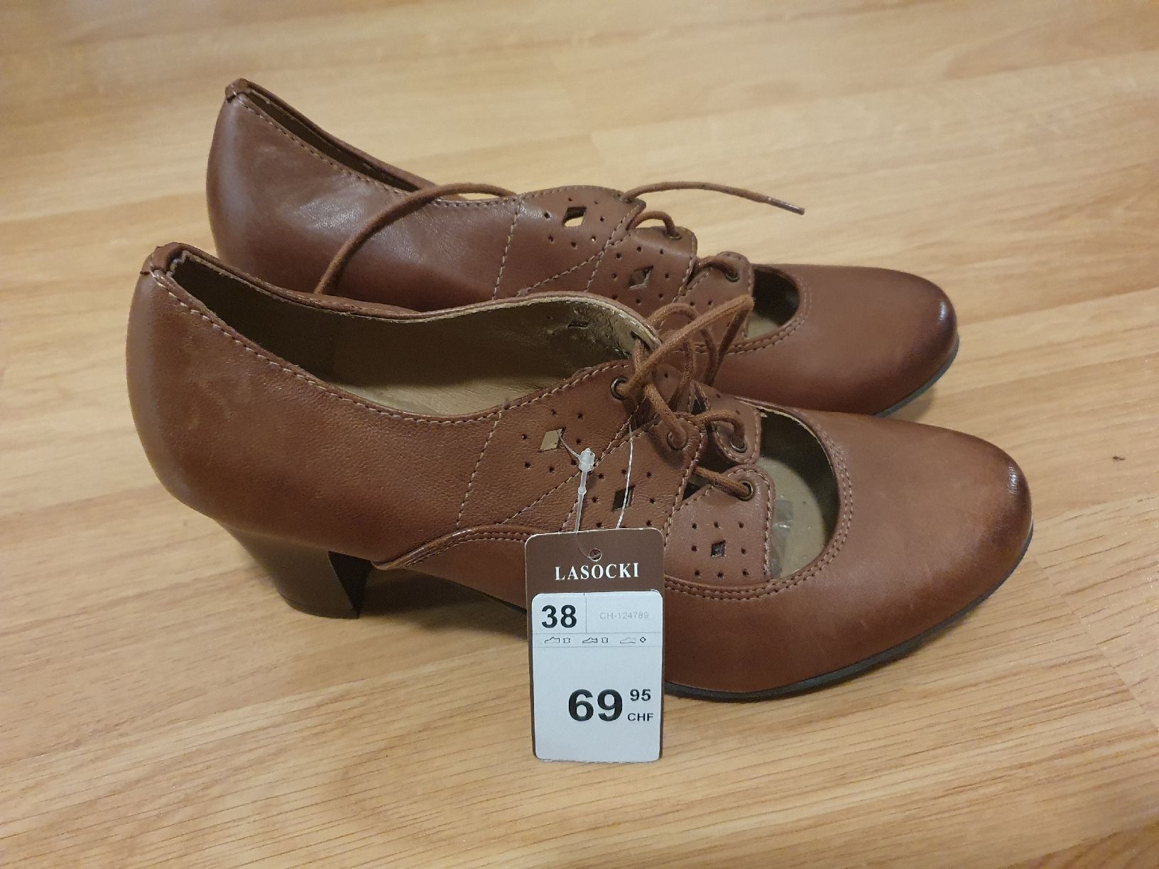 Damenschuhe: neue braune Halbschuhe von Lasocki – Neu und originalverpackt aus St. Gallen von 1811123