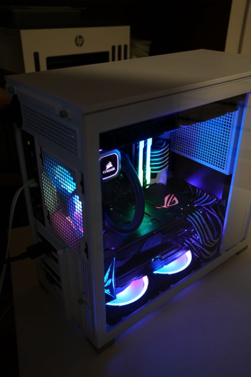 Asus PC: High-End Gaming PC - Powerful Specs, Liquid Cooled, White – Usato da Basel venduto da FrozenFire 4