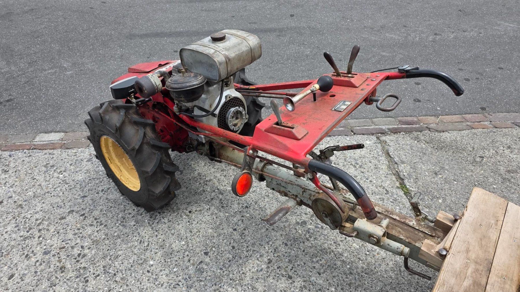 Bucher Tracteurs: Einachser Traktor, Bucher mit Brücke ab Fr. 1.-- – D'occasion à Altendorf par Puch1977 4