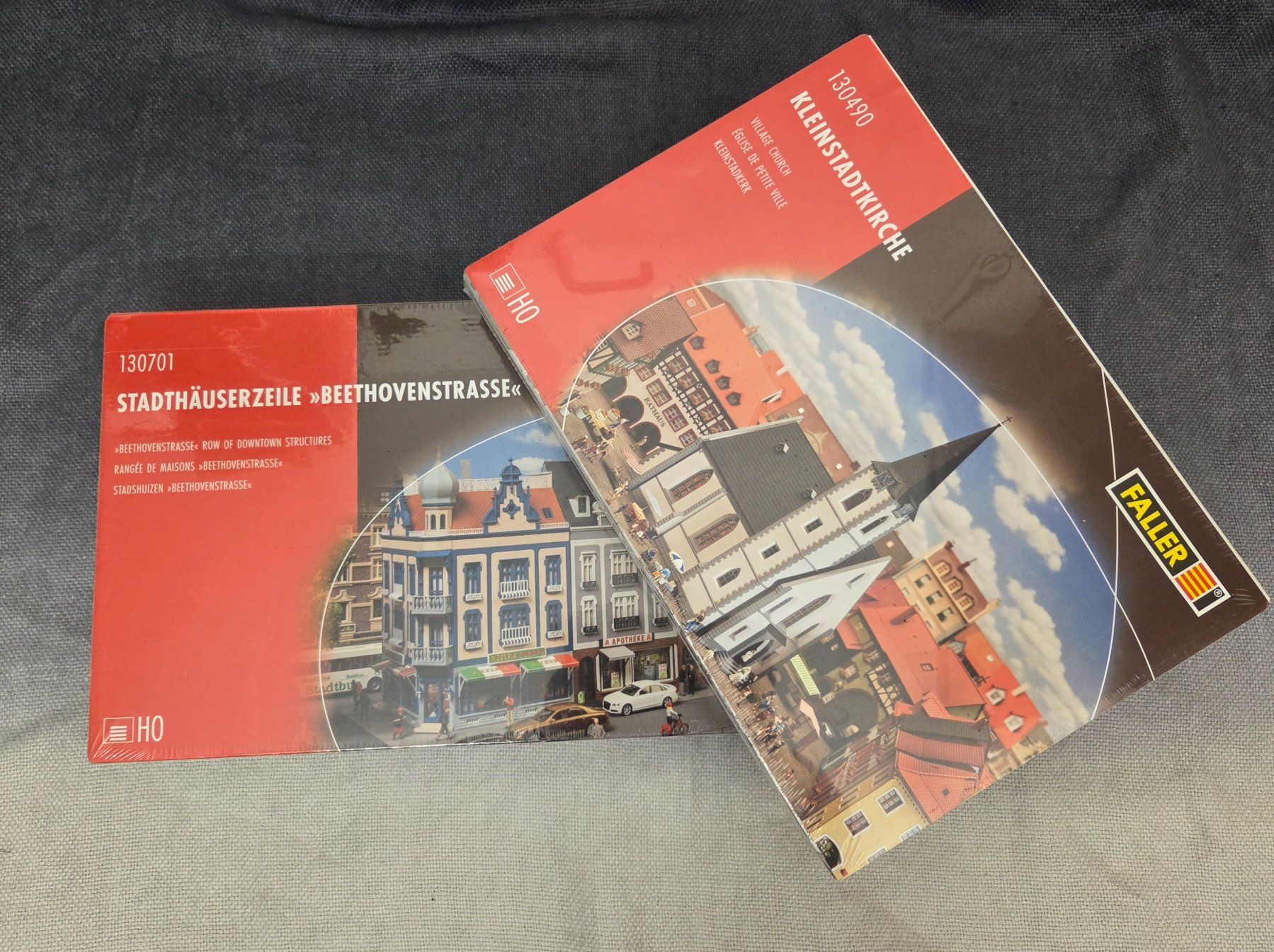 Faller Kit di modellismo & Modellini statici: Faller Modellbauhäuser - Stadthäuserzeile & Stadtkirche – Nuovo e nell'imballaggio originale da Hinterkappelen venduto da nianguya